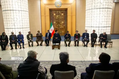 عکس‌هایی از افطاری رئیس جمهور با بازیگران