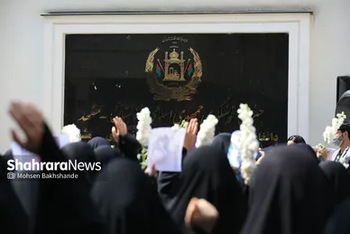 تجمع دانش‌آموزان مشهدی مقابل کنسولگری افغانستان در مشهد