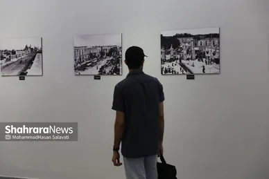 گزارش تصویری| نمایشگاه عکس «غریبِ قریب» | تصاویر قدیمی از حرم امام رضا(ع)