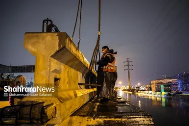 اجرای عملیات تیرگذاری دوربرگردان شهید میرزایی مشهد زیر باران پاییزی
