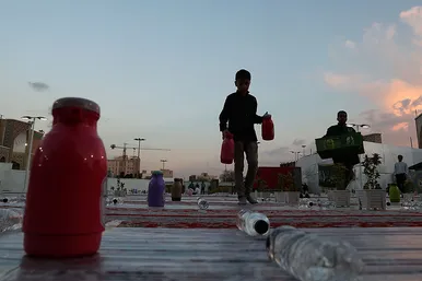 توزیع افطاری در باب الکاظم حرم مطهر رضوی