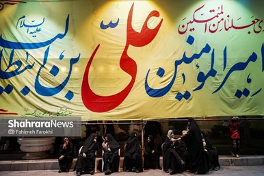 تجمعات که شروع میشود زهرا دختر فاطمه خانم  نان ها را بین مردم توضیع میکند