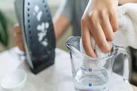 ۴ ترفند خانگی برای تمیز کردن اتو&zwnj;ها