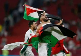 پرچم فلسطین روی دستان الجزایری&zwnj;ها+عکس