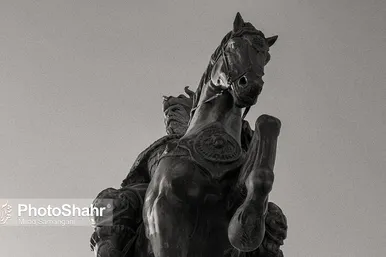 تندیس های افسانه ای شاهنامه در جلوخان آرامگاه فردوسی