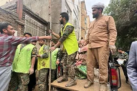امدادرسانی به خانواده&zwnj;های سیل&zwnj;زده در خیابان سپاه منطقه سیدی مشهد ادامه دارد (۲۷ اردیبهشت ۱۴۰۳) + فیلم و عکس