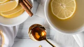 ۹ خاصیت شگفت&zwnj;انگیز آب و عسل