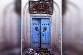 خانه&zwnj;ای با در&zwnj;های باز رو به آسمان