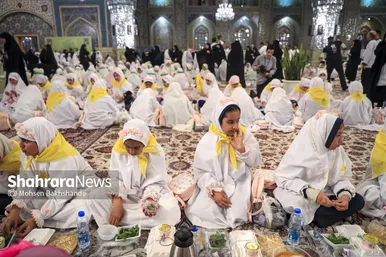 گزارش تصویری | ضیافت افطار دختران روزه اولی در حرم مطهر امام رضا(ع)
