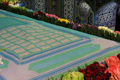 تعویض پرچم گنبد و پوش ضریح امام رضا (ع)