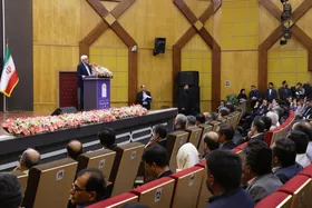 عارف: در حال گذار از صنعت وابسته به ملی هستیم