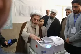 آیت&zwnj;الله جعفر سبحانی رأی خود را به صندوق انداخت (۸ تیر ۱۴۰۳) + فیلم