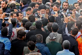 ویدئو | مستند قاب خاکی؛ تصاویری از حضور رهبر معظم انقلاب اسلامی در محله&zwnj;ی فولادی سرپل ذهاب
