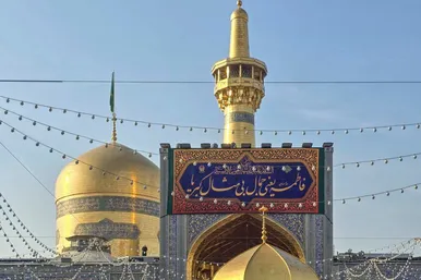گزارش تصویری | نصب کتیبه‌های ولادت حضرت زهرا(س) در حرم امام‌رضا(ع)