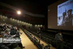 در نقد و بررسی مستند «زندگی میان پرچم های جنگی» بیان شد: دوگانه «مردم و طالب» غایب است