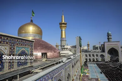 گزارش تصویری | تعویض پرچم گنبد حرم مطهر رضوی در صبح ولادت امام رضا (ع)