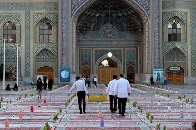 توزیع افطاری در باب الکاظم حرم مطهر رضوی