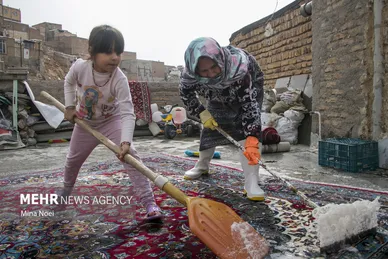 کوچه‌های تبریز خوش رنگ از قالیشویی آخر سال