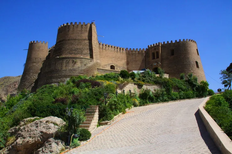 آسیب زلزله امروز به قلعه «فلک‌الافلاک» لرستان