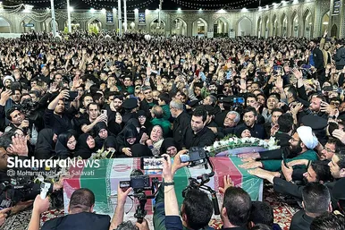 استقبال زائران و مجاوران حرم امام‌رضا(ع) از پیکر شهید امیرعبداللهیان