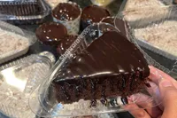 دستورپخت کیک شکلاتی اسفنجی در خانه + فیلم