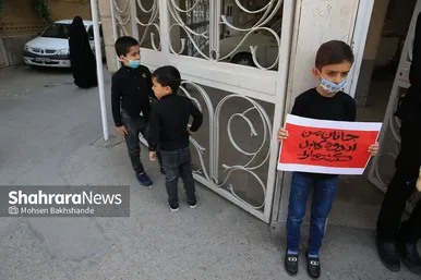 تجمع دانش‌آموزان مشهدی مقابل کنسولگری افغانستان در مشهد