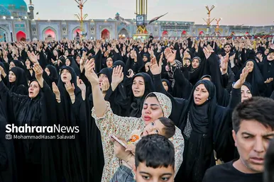 تصاویری از آئین چهارپایه خوانی عصر شهادت امام رضا (ع) در حرم مطهر رضوی