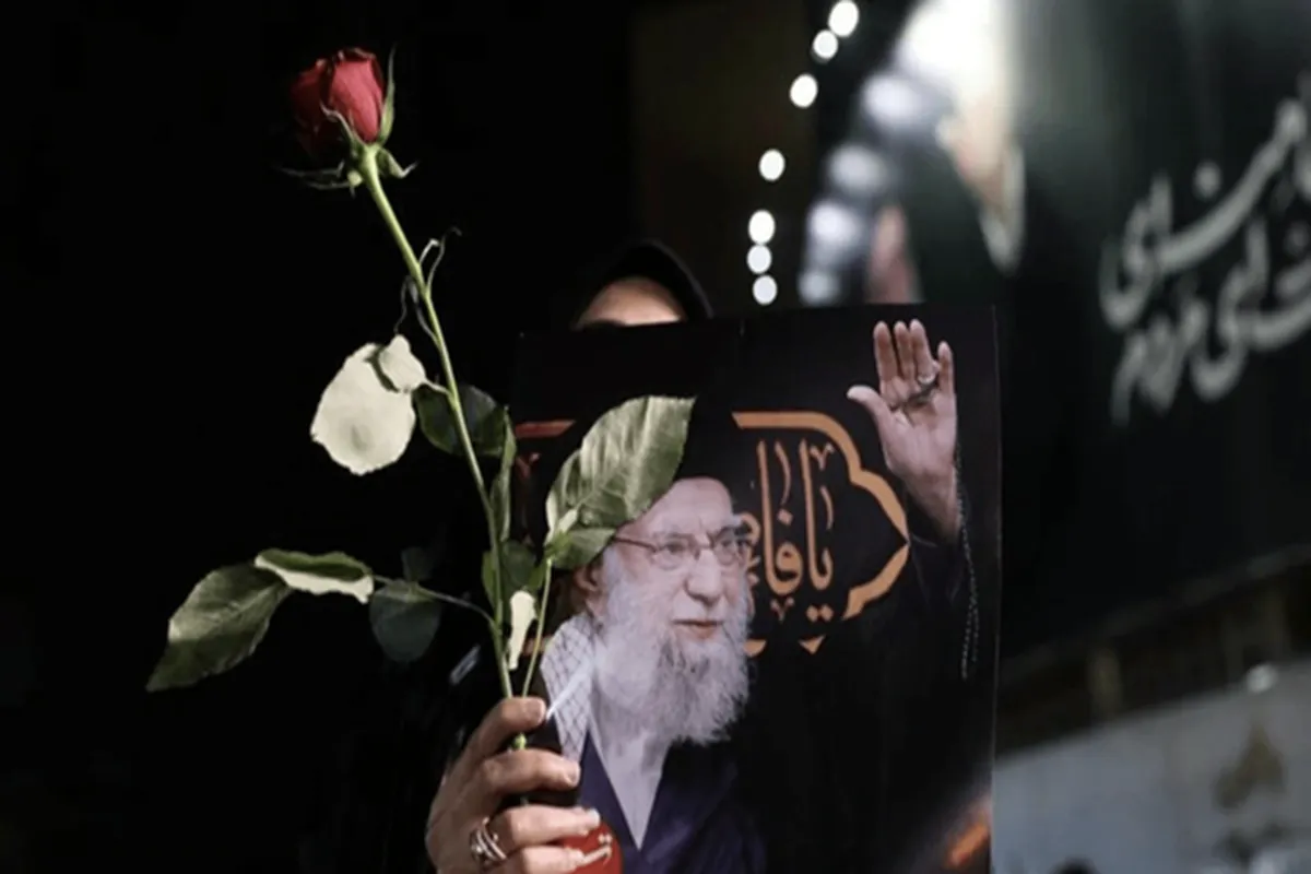 اقامه نماز بر پیکر رهبر شهید در مسجد جمکران + فیلم