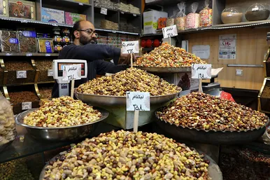 بازار میوه و آجیل در آستانه شب یلدا