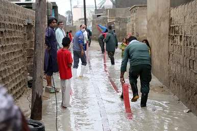 امداد‌رسانی آتش‌نشانان مشهد به مناطق سیل‌زده کنارک