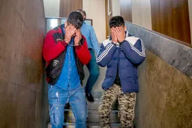 دستگیری ۲ متهم که برای سرقت گوشی با چاقو و شوکر به جان مردم می&zwnj;افتادند