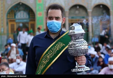 آیین تعویض پرچم گنبد حرم حضرت معصومه(س) و امام رضا (ع) به مناسبت آغاز دهه کرامت