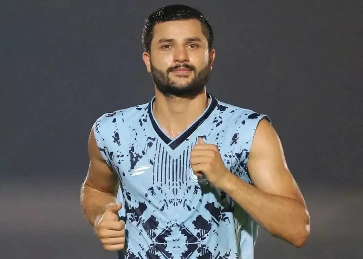 عارف غلامی نیامده مصدوم شد