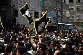 حضور پرشور فلسطینی&zwnj;ها در مراسم تشییع پیکر ۱۳ شهید غزه + عکس