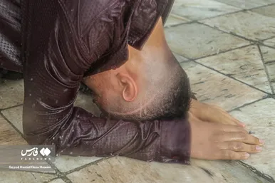 دعا و نیایش زائران زیر باران شدید در حرم امام رضا(ع)