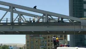 ویدئو| لحظات سخت و دلهره&zwnj;آور از نجات افراد قبل از خودکشی