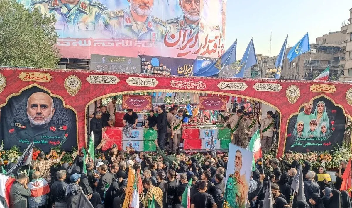 اکران دو نقاشی به مناسبت چهلمین روز جنگ ۱۲ روزه در دیوارنگاره انقلاب تهران