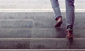 چگونه در استفاده از راه‌پله به خود آسیب نزنیم؟
