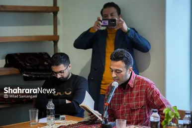 گزارش تصویری | نقد و بررسی کتاب «ناخن کشیدن روی صورت شفیع‌الدین» در کافه کتاب آفتاب مشهد