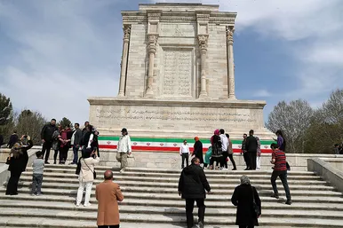 مسافران نوروزی در آرامگاه فردوسی