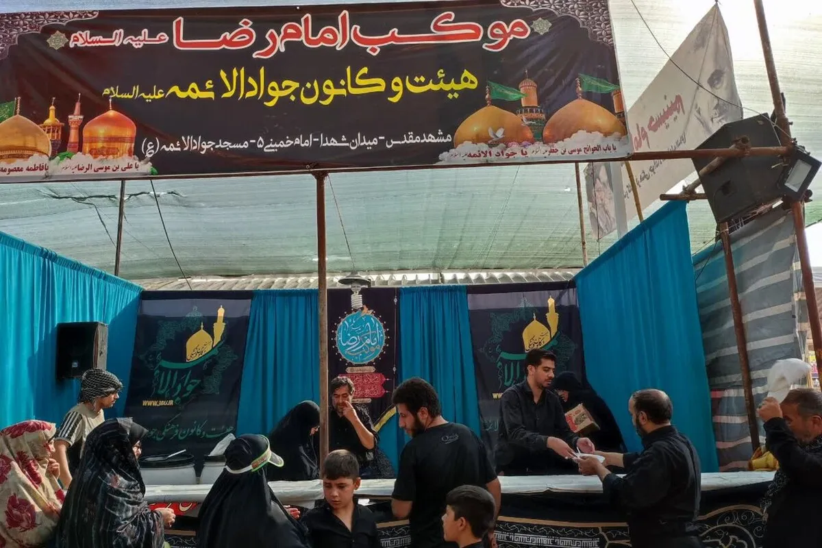 هشتمین خدمت | برپایی موکب مشهدی امام رضا (ع) در کاظمین ویژه زائران اربعین حسینی