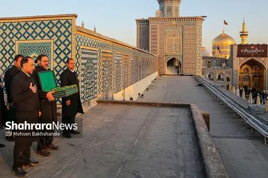 عکس‌هایی از مراسم تعویض پرچم گنبد حرم امام رضا (ع) (۱۷ شهریور ۱۴۰۳)