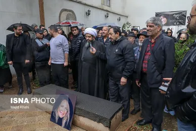 حضور هنرمندان در مراسم تشییع پیکر بیتا فرهی