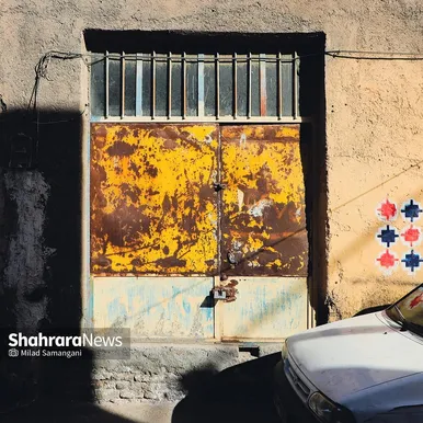 نشسته‌ام به در نگاه می‌کنم