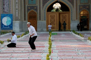 توزیع افطاری در باب الکاظم حرم مطهر رضوی