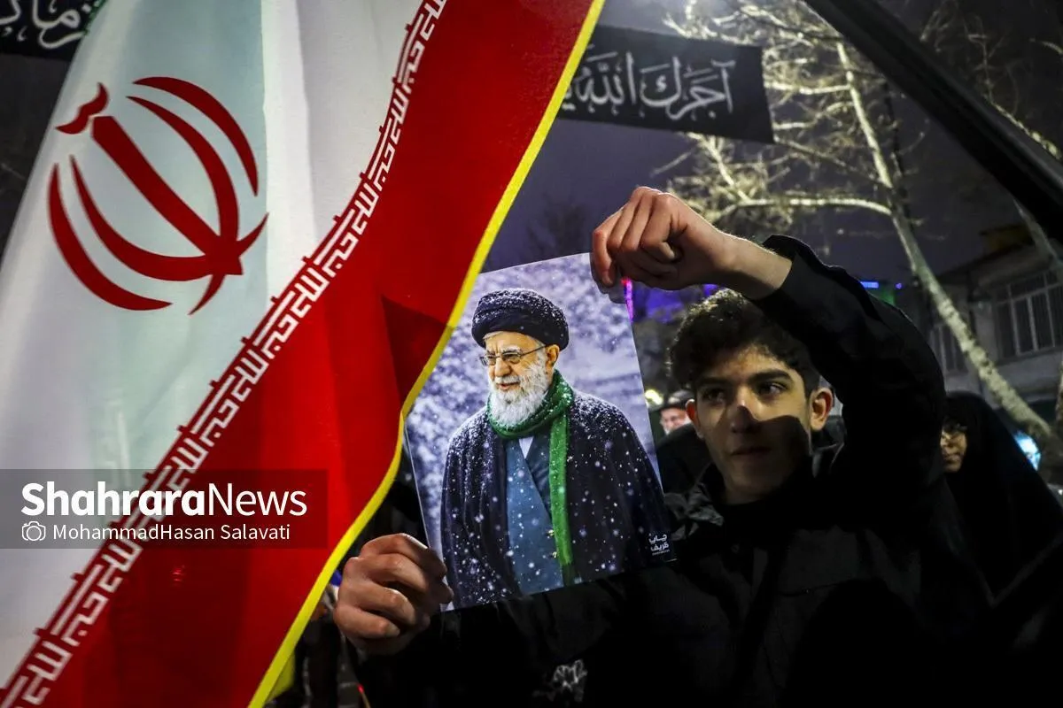 مشهد، یکپارچه افتخار | قاب‌های ماندگار مخاطبان شهرآرانیوز از خروش شبانه مردم در مشهد (۱۲ اسفند ۱۴۰۴)