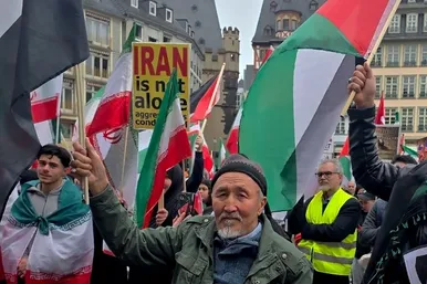 گزارش تصویری | افغانستانی‌ها و ایرانی‌ها زیر یک پرچم در سنگر خیابان‌های فرانکفورت