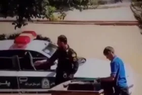 ویدئو | برخورد دوستانه پلیس با فردی که ضایعات جمع می&zwnj;کند