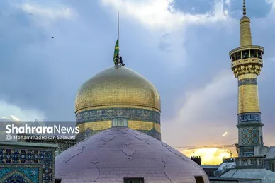 گزارش تصویری | آئین اذن عزای حسینی و تعویض پرچم گنبد حرم مطهر رضوی همزمان با آغاز ماه محرم