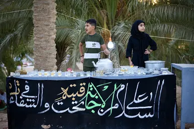 خادمان کوچک زائران پیاده اربعین